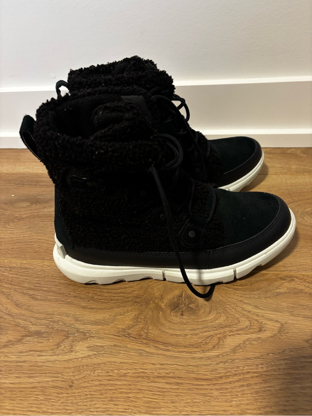 SOREL Black Cozy Sneaker Boots – Women’s 8.5
